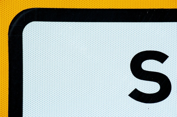 The letter S on a road sign.